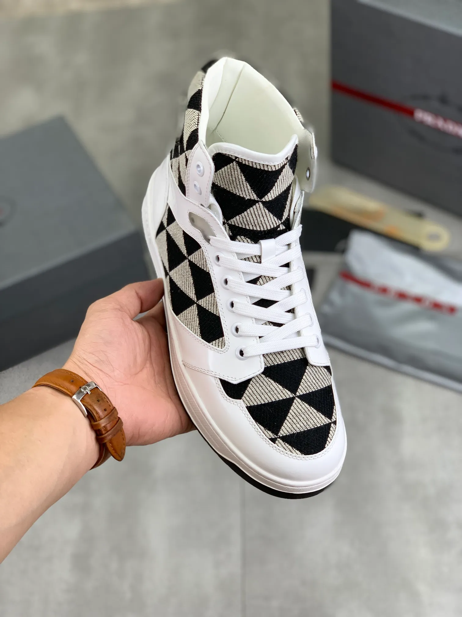 Men's shoes 💰P620 new model (high version) The new PRADA (Prada) high-top counter has launched the classic model at the same time. The new men's shoes and 😘fabrics are selected from the original imported calfskin. First layer of imported cowhide lining. The original version is awesome! 👍🏿Original open-molded non-slip PU outsole, with exquisite lines, simple and elegant, super comfortable and classy on foot, suitable for leisure travel. Code number:38-45